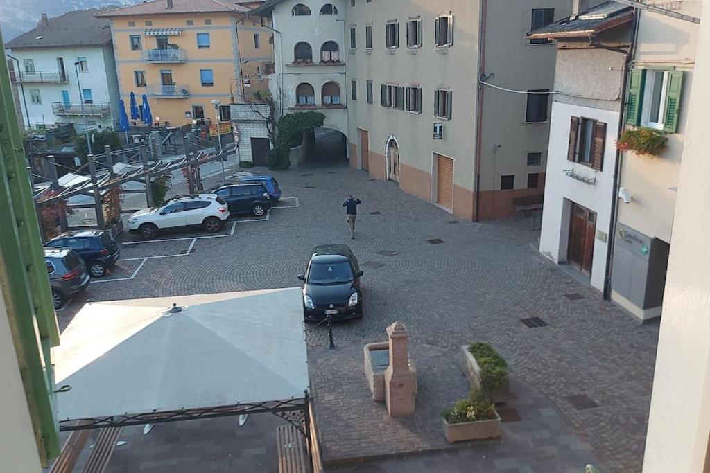 Casi Di Lisi, La Luce Sulla Piazza E Sulle Montagne Lisignago
