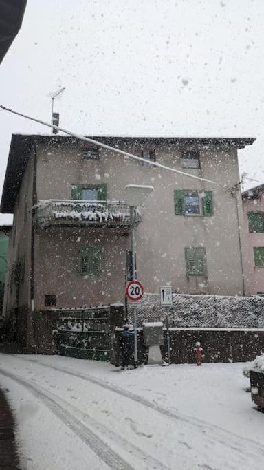 Casi Di Lisi, La Luce Sulla Piazza E Sulle Montagne